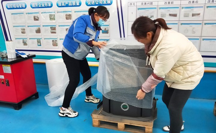 2臺660型號玉米秸稈顆粒機+生物質(zhì)取暖爐發(fā)往河南